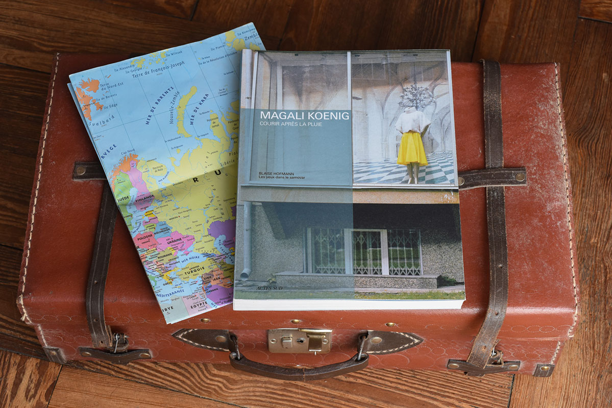 Image du livre posé sur une valise et une carte de la Russie